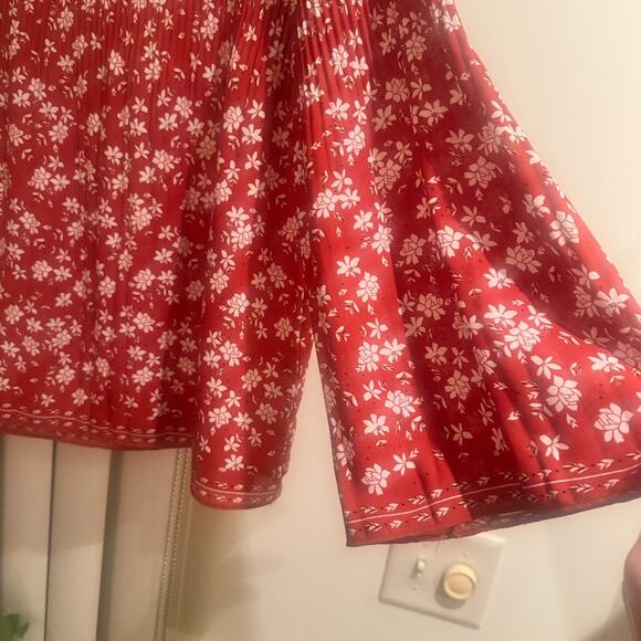 Max Studio Red Floral Blouse Accordion pleat Boho sz L long bell sleeves Career - Picture 2 of 5